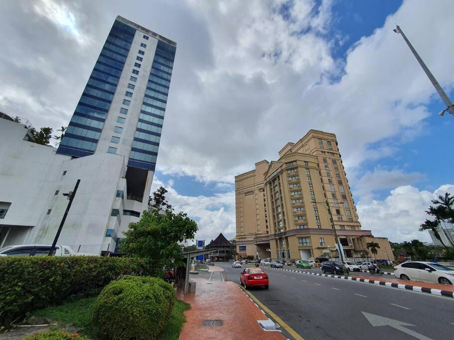 Lovely Waterfront Riverbank Suite With Pool A2 Kuching Exteriör bild