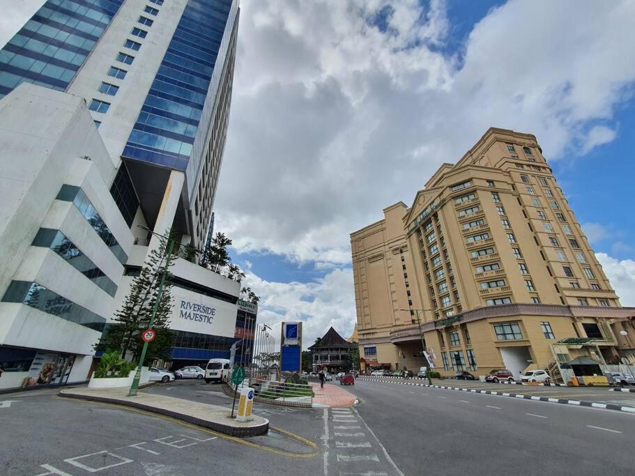Lovely Waterfront Riverbank Suite With Pool A2 Kuching Exteriör bild