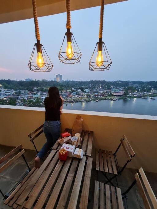 Lovely Waterfront Riverbank Suite With Pool A2 Kuching Exteriör bild