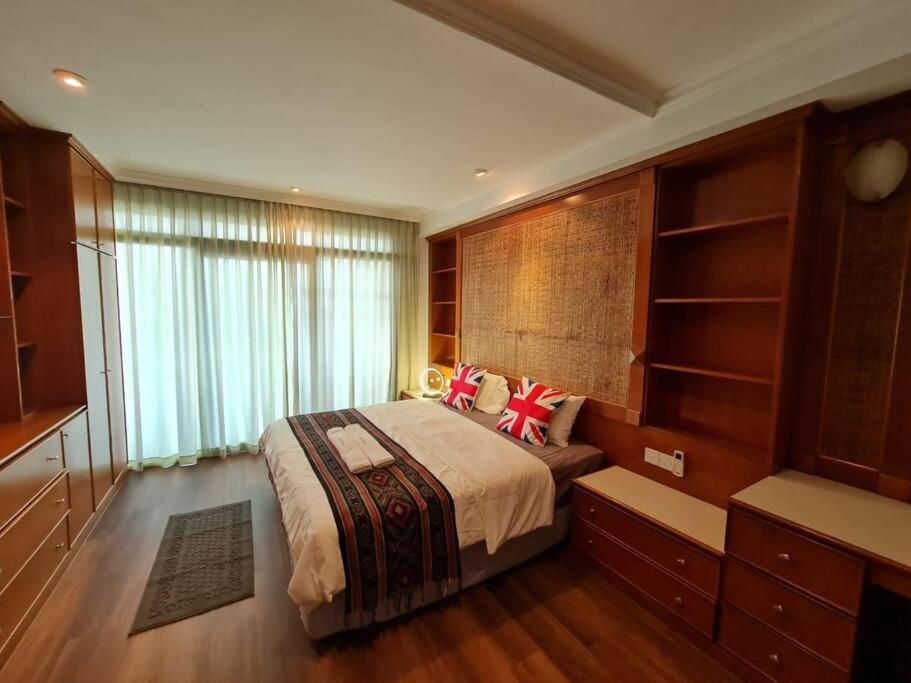 Lovely Waterfront Riverbank Suite With Pool A2 Kuching Exteriör bild