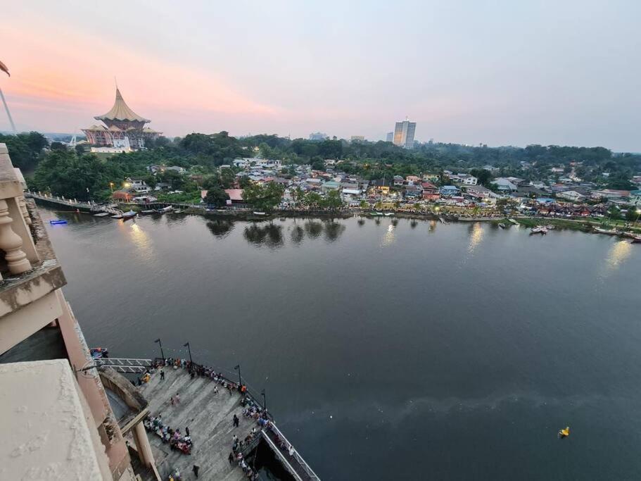 Lovely Waterfront Riverbank Suite With Pool A2 Kuching Exteriör bild