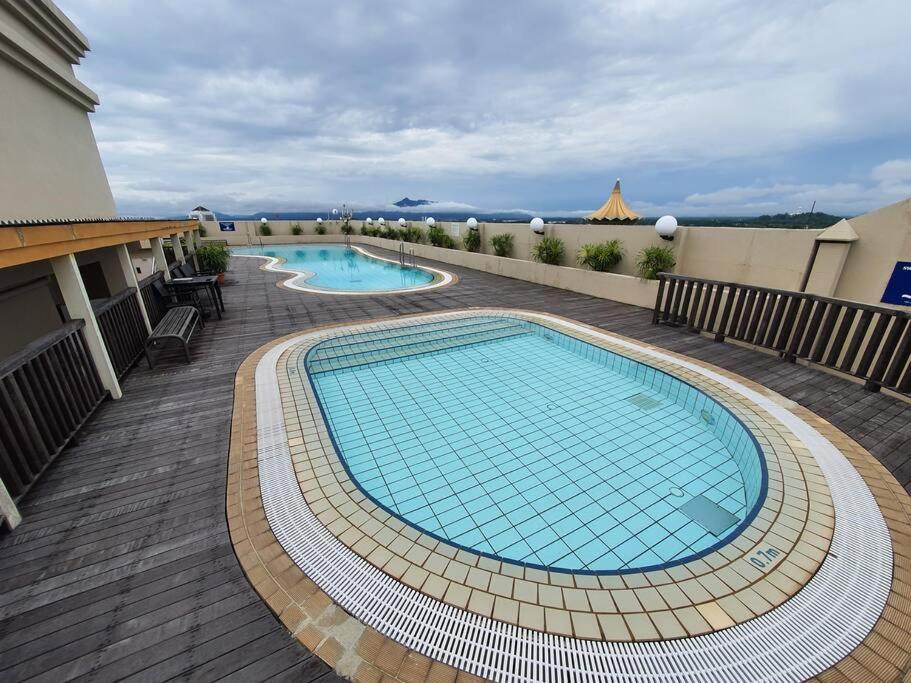 Lovely Waterfront Riverbank Suite With Pool A2 Kuching Exteriör bild