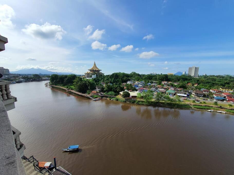 Lovely Waterfront Riverbank Suite With Pool A2 Kuching Exteriör bild